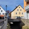 In Krumbach wird monatelang die Krumbächle-Brücke saniert.