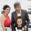 Geschäftsführerin Drita Schneider und ihre Tochter Marie nahmen den Preis von TV-Journalist Ranga Yogeshwar entgegen. 