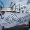 Ausgesperrt: Gladbach-Fans bekunden ihren Unmut über das Geisterspiel gegen Köln.