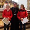 Abt Johannes Eckert ehrte zwei treue Fußwallfahrerinnen, Frau Angelika Robeller aus Vogach und Frau Christine Müller aus Ried, zum 25. Jubiläum mit einer Urkunde. 	