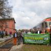 Am Bahnhof in Wassertrüdingen nutzten die Vertreter der Landtagsfraktion der Grünen um deren Vorsitzenden Ludwig Hartmann (fünfter von rechts.) den Aufenthalt des Sonderzugs für eine Kundgebung zugunsten der Bahnreaktivierung. 