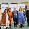 Die Sternsinger aus Reistingen richteten Grüße aus dem Landkreis an die Bundeskanzlerin aus. Auf dem Bild von links: Nico Steck, Teresa Bäurle, Prälat Klaus Krämer, Präsident des Kindermissionswerks „Die Sternsinger“, Luca Steck, Angela Merkel, Christine Brugger, Sternsingerbeauftrage Petra Kränzle und Pfarrer Dirk Bingener, Bundespräses des Bundes der Deutschen Katholischen Jugend (BDKJ).Jugend (BDKJ), im Bundeskanzleramt auf.