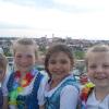 Die vier Kinder (von links)  Amelie Wunderle, Luisa Hörbrand, Sophia Wunderle und Linus Steinbinder (alle aus Fristingen)   hatten sich die Fahrt mit dem Riesenrad auf dem Volksfest Dillinger Frühling gewünscht, nachdem alle vier bei den Fristinger Vereinen beim Festumzug mitgegangen waren.