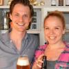Andreas Beer und Celine Dietrich brauen ihr Bier in der eigenen Küche. Auf dem Bild ist das Paar aus Senden mit dem „Beerhemian“ zu sehen – ihrer ersten marktreifen Eigenkreation. 