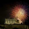 Feuerwerkskörper erhellen den  antiken Parthenon-Tempel auf dem Akropolis-Hügel während der Neujahrsfeierlichkeiten 2024. Kaum jemand hätte geglaubt, dass sich das Land so gut von der tiefen Wirtschaftskrise erholen könnte.   