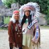Martina und Reinhard Summer als Indianerhäuptling Kiowa, Tangua waren im vergangenen Jahr in dem Stück Winnetou auf Bayerisch mit dabei. 
Bild: Silvia Schallenberg