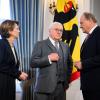 Bundespräsident Frank-Walter Steinmeier (M.) und seine Frau Elke Büdenbender (l.) begrüßen Joachim Rukwied, Präsident des Deutschen Bauernverbandes.