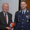 Oberstleutnant Markus Krahl (rechts) dankte Brigadegeneral a.D. Dr. Klaus Wittmann zu seinem fachlich exzellenten sicherheitspolitischen Vortrag im Rahmen des Neujahrsauftakts in der Luitpold-Kaserne Dillingen. 