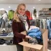 Bei Anjas Lust auf Mode in Wemding stellt Geschäftsinhaberin Anja Fischer-Mayer eine Modeauswahl zusammen. 
