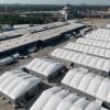 Leichtbauhallen stehen als Notunterkunft für Geflüchtete am ehemaligen Flughafen Tegel.