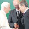 Ein fester Händedruck: Der Vizepräsident des Deutschen Bundestages, Eduard Oswald, begrüßt Papst Benedikt XVI. zusammen mit dem Bundestagspräsidenten Norbert Lammert. 
