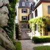 Eine Büste Ludwig van Beethovens im Garten des Beethoven-Geburtshauses.