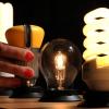 Für ihr «test»-Heft hat die Stiftung Warentest LED-Lampen, Energiesparlampen und Halogenlampen getestet. (Bild: dpa)