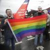 Aktivisten nehmen in St. Petersburg an einer Kundgebung für LGBTQ+-Rechte teil.