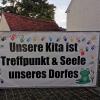 Ein Transparent vor dem katholischen Pfarrheim in Laub soll die emotionale Bindung der Bürgerschaft an den örtlichen Kindergarten zum Ausdruck bringen.