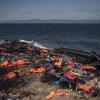 Schwimmwesten und ein Schlauchboot Boot am Strand im nördlichen Teil der Insel Lesbos im Jahr 2015 (Symbolbild).