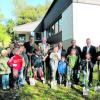 Gemeinsam mit den Kindern der Kindertagesstätte St. Josef in Münsterhausen fand gestern der Spatenstich für den Krippen- und Hortanbau statt. Im Hintergrund von links: Bürgermeister Robert Hartinger, Pfarrer Mirko Cavar, Ramona Schneider (Leiterin der Kindertagesstätte), Bernd Grimbacher (Baugeschäft Grimbacher), Paul Hartinger (Hartinger Consult) und Verena Heide (Hartinger Consult). Foto: Monika Leopold-Miller