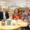 Der Königsbrunner Literaturkreis stellt in einer neuen Reihe „Literarische Matinee im Lesecafé“ der Stadtbücherei Bücher und Autoren vor. Die Idee dazu hatte Stadtbücherei-Leiterin Kathrin Jörg (rechts). Den Anfang machen (von links) Brigitte Dlugosch, Helga Heilmann, Literaturkreis-Leiterin Marion Kehlenbach und Hilde Mühsam. 	Foto: Jutta Schmidt