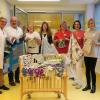 Kleidung für die Allerkleinsten hat die Kaufbeurer Kinderklinik erhalten. Das Foto zeigt (von links): Prof. Dr. Markus Rauchenzauner, Dr. Jörg Stephanus Franke, Andrea Wierschbitzki, Heike Trick, Kerstin Schuster, Marion Spetlak-Ptascheck und Sabine Nester bei der Spendenübergabe. 