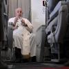 Papst Franziskus spricht während einer Pressekonferenz an Bord eines Flugzeugs.