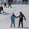 Skifahrer erhalten auf der Kunstschnee-Piste im Chaoyang Park in Peking Unterricht. 