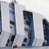 Die Rettungsarbeiten auf der um 80 Grad gekippten «Costa Concordia» sind extrem schwierig. Foto: Maurizio Degl´ Innocenti dpa