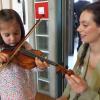 Beim Tag der offenen Tür ermöglichte die Sing- und Musikschule Gersthofen Einblicke in ihr vielfältiges Schulleben. Die Besucher konnten unzählige Instrumente ausprobieren und mit Lehrkräften ins Gespräch kommen. Hier die fünfjährige Lale Peker mit der Geigenlehrerin Ema Almeida. 