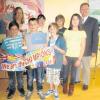 Die Besten des bayern- und bundesweiten Englischwettbewerbs „The Big Challenge“ wurden am Dossenberger-Gymnasium Günzburg geehrt. Das Foto zeigt (hintere Reihe von links) Lehrerin Eva Bendixen (Schulkoordinatorin), Laura Oehmann aus Günzburg (6 c, 2. Platz), Florian Wilms aus Günzburg (6b, 1. Platz) und Direktor Dr. Christoph Henzler. Vordere Reihe (v. l.) Marcus Fetzer aus Reisensburg (5d, 2. Platz), Nicholas Braun aus Winterbach (5d, 1. Platz), Fred Kalmbach aus Nornheim (5d, 3. Platz) und Betül Tezcan aus Burgau (6f, 3. Platz).  