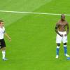 Es war DIE Szene des Spiels Deutschland - Italien bei der EM 2012: Philipp Lahm schaut Mario Balotelli beim Jubeln zu. Am Samstag gibts eine Neuauflage des Klassikers.