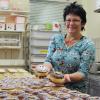 Silvia Edele präsentiert zwei besondere Varianten der Krapfen, die in der Bäckerei Wagner in Zusamaltheim hergestellt werden. Bis zum Faschingsdienstag werden rund 10000 Krapfen die Backstube verlassen. 