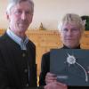 Hans Kohler (links) wurde für seinen Einsatz für Flüchtlinge und die heimische Natur mit der Silberdistel ausgezeichnet. MN-Redaktionsleiter Peter Bauer überreichte die Auszeichnung im Gasthaus Bischof in Edelstetten. 