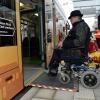 Am Königsbrunner Zentrum und am Königsplatz können Menschen mit E-Rollstühlen dank einer Rampe in die Straßenbahn einsteigen. An anderen Haltestellen geht das nicht. 