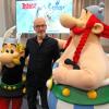 Comicautor Jean-Yves Ferri mit Asterix- und Obelix-Figuren bei der Vorstellung des neuen "Asterix"-Comics. 