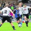 Nicht nur in dieser Szene setzte sich Lukas Nitsche gegen die Auerbacher Abwehr durch. Beim 3:1-Erfolg seines SV Bedernau markierte der junge Stürmer mit dem Haarband gleich zwei Tore. Foto: Franz Stocker