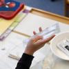 Die von einigen Eltern kritisierte Testpflicht an Schulen hat auf die jüngste Entwicklung im Landkreis Günzburg wohl keinen allzu großen Einfluss.