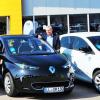 Vier Bürgermeister – darunter auch Erwin Losert aus Obermeitingen (Mitte) – aus der Lech-Wertach-Region haben sich kürzlich ihre neuen E-Autos abgeholt. 