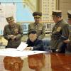 Nordkoreas Machthaber Kim Jong-Un im Kreis von Militärangehörigen.
