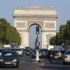 Der Verkehr fließt wieder vor dem Arc de Triomphe. Am Freitag, drei Tage vor der Wahl, ist hier ein Polizist ermordet worden.