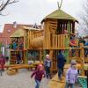 Die Kletterlandschaft im Garten des integrativen Kinderhauses Kapellenberg in Mering wurde 2016 eingeweiht. Nun soll die Einrichtung einen großen Anbau erhalten, um den Engpass bei der Kinderbetreuung zu beheben. 