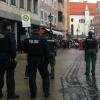 Polizeibeamte sperrten vor dem HSV-Spiel des FCA den Augsburger Rathausplatz ab. 
