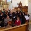 Die Alpenvereins-Singgruppe beim Adventskonzert in der Kirche St. Michael, unter der Leitung von Gabi Hartmann, vorne von links: Josef Biberacher, Ernst Fischer und Christine Biberacher von der Stubenmusik Fischer.  	