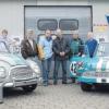 Mit dem DKW 3=6 (l.) und dem DKW Junior (r.) wollen sie Oldtimer-Rennen bestreiten: (von rechts) der Namensgeber des Rennstalls und Rennfahrer Wolf Dieter Mantzel, Mechaniker Erich Schiller, Fahrer Hagen Arlt, Herbert Schöffner, Mechaniker Dieter Mörsdorf und Jungfahrer Thomas Schöffner. 