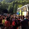 Urlauber warten nach dem schweren Erdbeben in der Provinz Sichuan darauf, mit Bussen in Sicherheit gebracht zu werden.  	