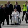 Papst Franziskus kommt auf dem internationalen Flughafen Chinggis Khaan an.