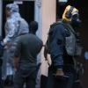 SEK Beamte mit Atemschutzmasken verlassen ein Hochhaus. Im Kölner Stadtteil Chorweiler stürmte die Polizei wegen des Verdachs auf Umgang mit giftigen Stoffen eine Wohnung.