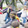 Vor dem österlich geschmückten Rathausbrunnen tanzten die Kindergartenkinder in Königsmoos. 
