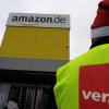 Ein Mitarbeiter vor dem Tor bei Amazon in Graben: Er und hunderte weitere sind einem Aufruf der Gewerkschaft Verdi gefolgt und haben im Weihnachtsgeschäft die Arbeit niedergelegt.