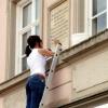 Restauratorin Beate Brettschneider bei der Arbeit am Hauptplatz. 