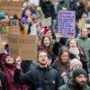 Rund 10 000 Menschen demonstrierten nach Veranstalterangaben am Samstag in Würzburg gegen Rechtsradikalismus und für die Demokratie.