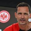 Frankfurts Cheftrainer Dino Toppmöller bei einer Pressekonferenz.